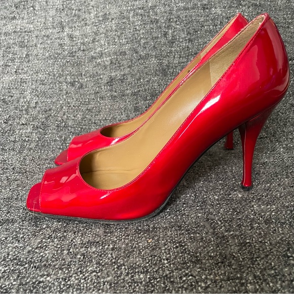 Stuart Weitzman Linda Pump Red Quasar Patent Leather Peep Toe Shiny Women’s 9.5 - Picture 9 of 9